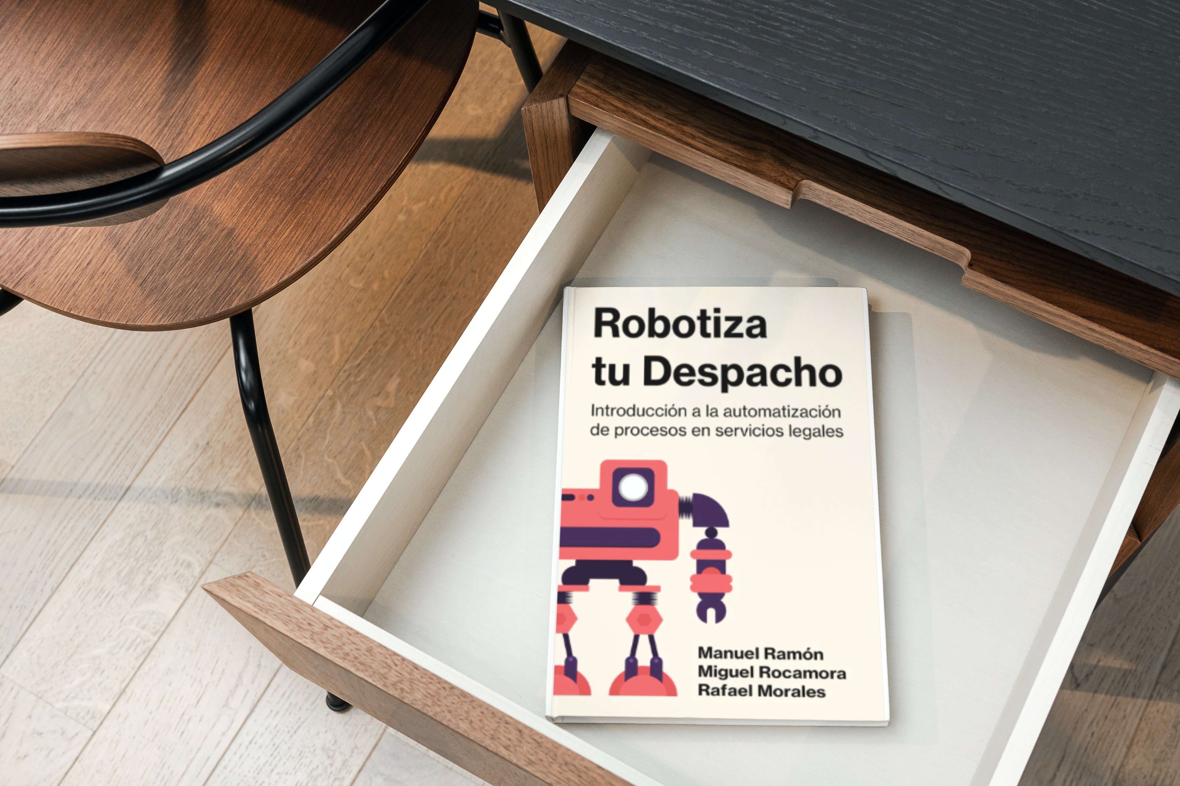 libro "robotiza tu despacho" en un cajón