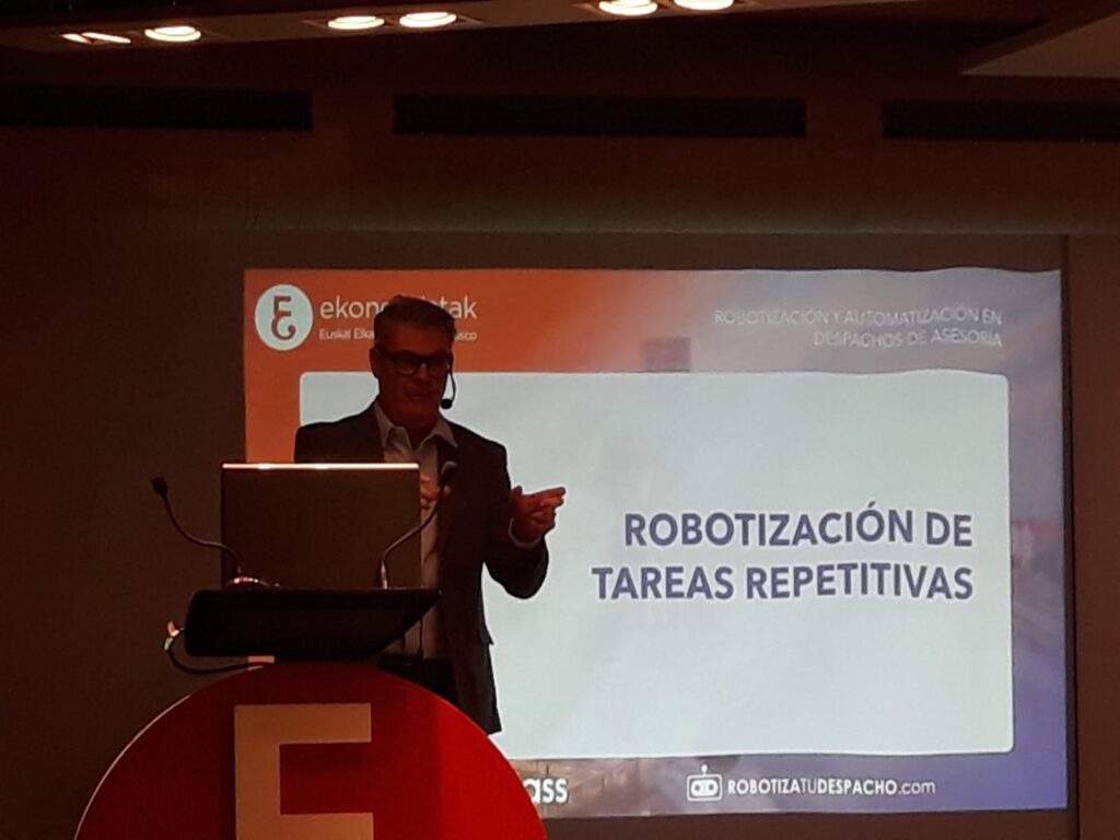 Miguel Angel Rocamora en el VII Foro Fiscal del REAF dando una ponencia sobre la robotización de despachos.